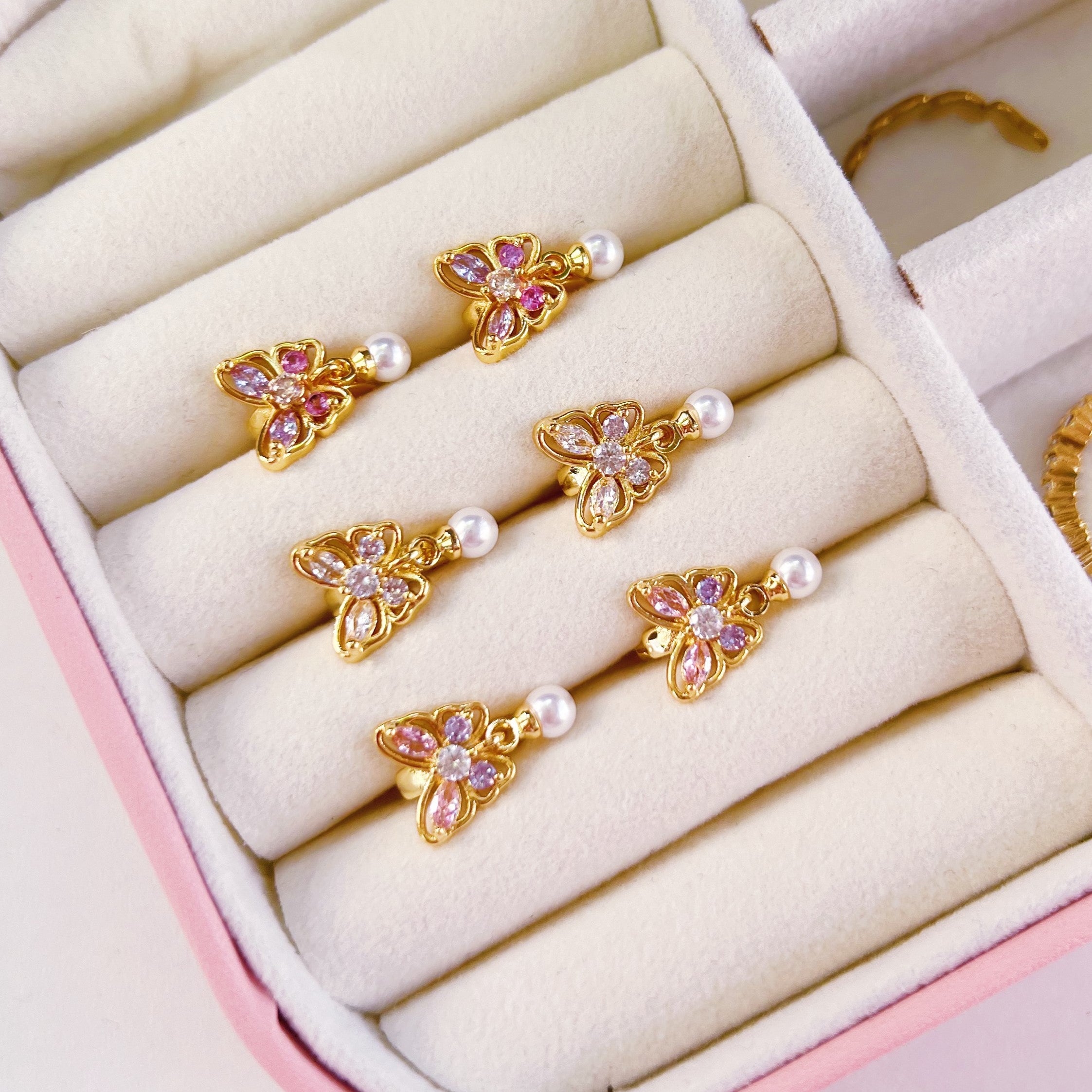 Pearl butterfly hoops white