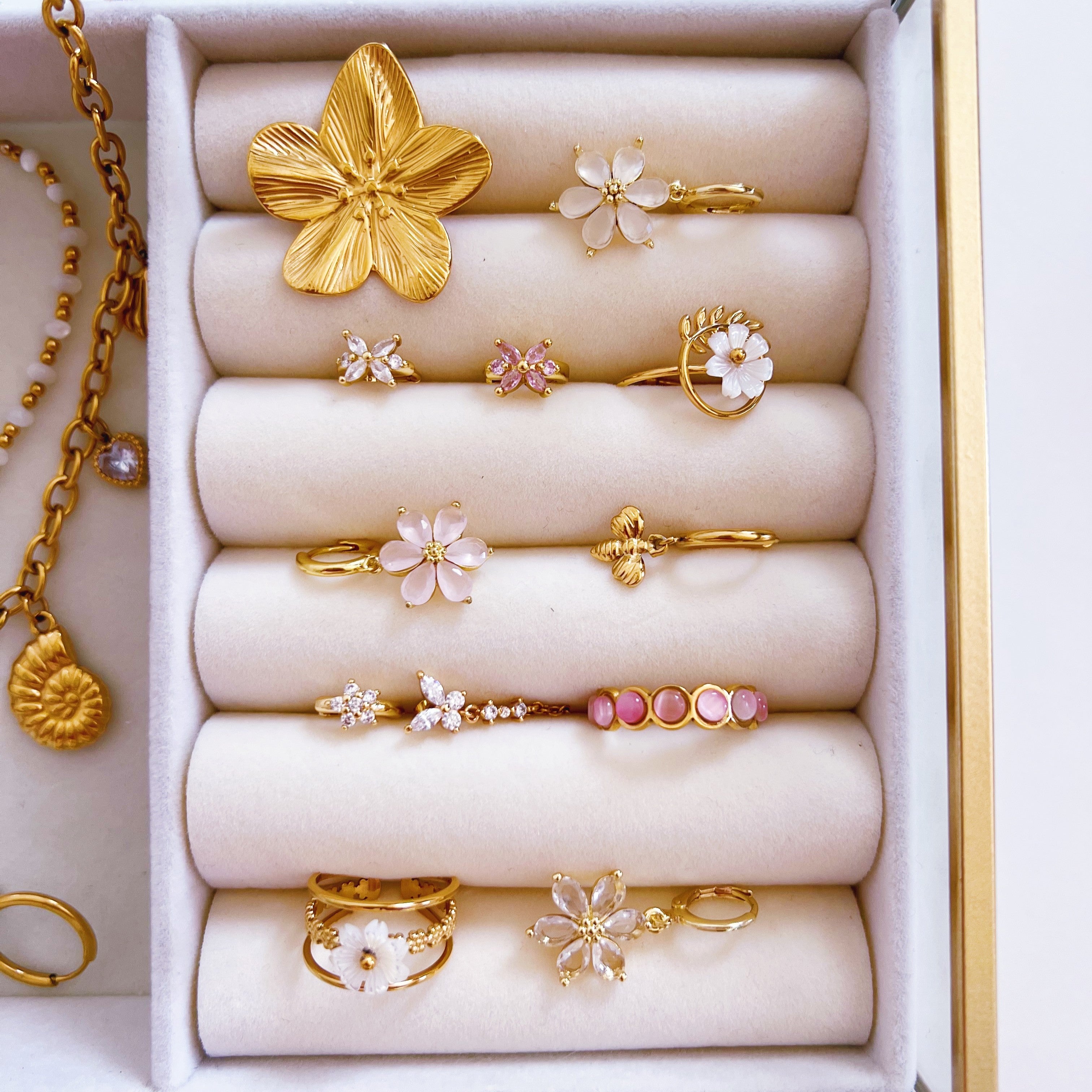 Earrings shining flower pastel white