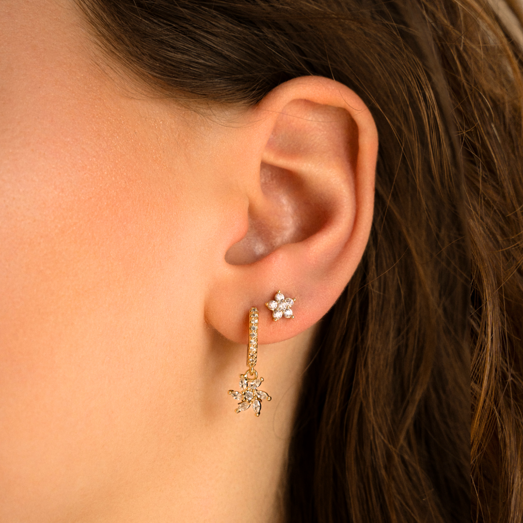 Flower petal studs white