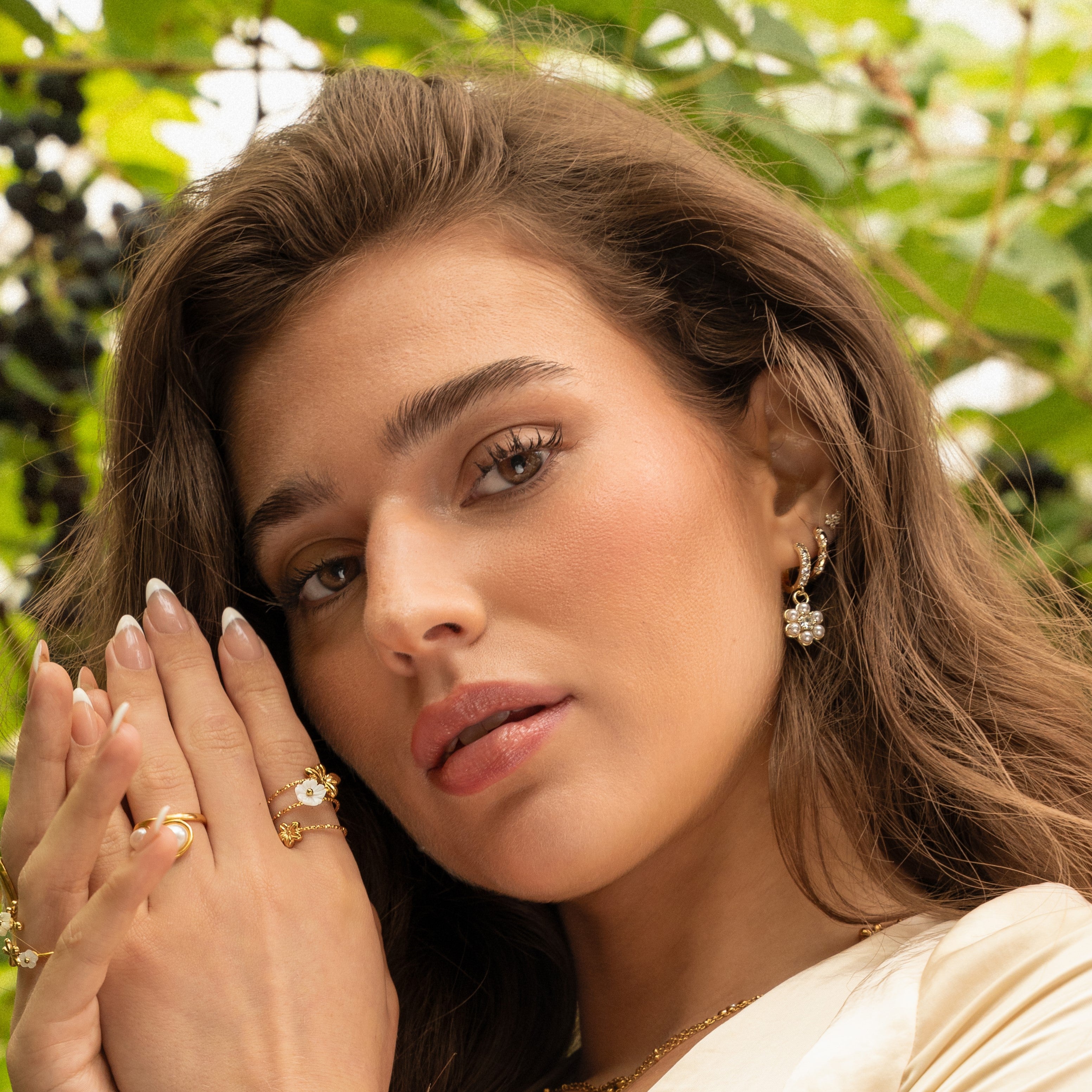 Pearl flower white earrings